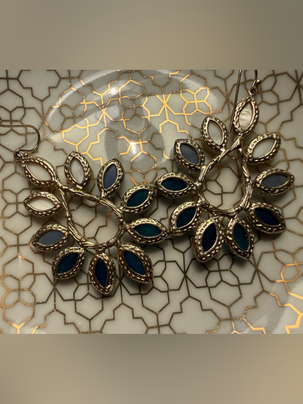 Kendra Scott Nyla Blue and White - Picture 3 of 3